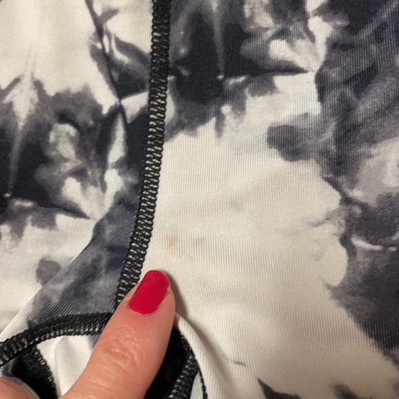4/$24🦩 Reebok Cropped Leggings Size Small Black White Tie Dye - Picture 10 of 10